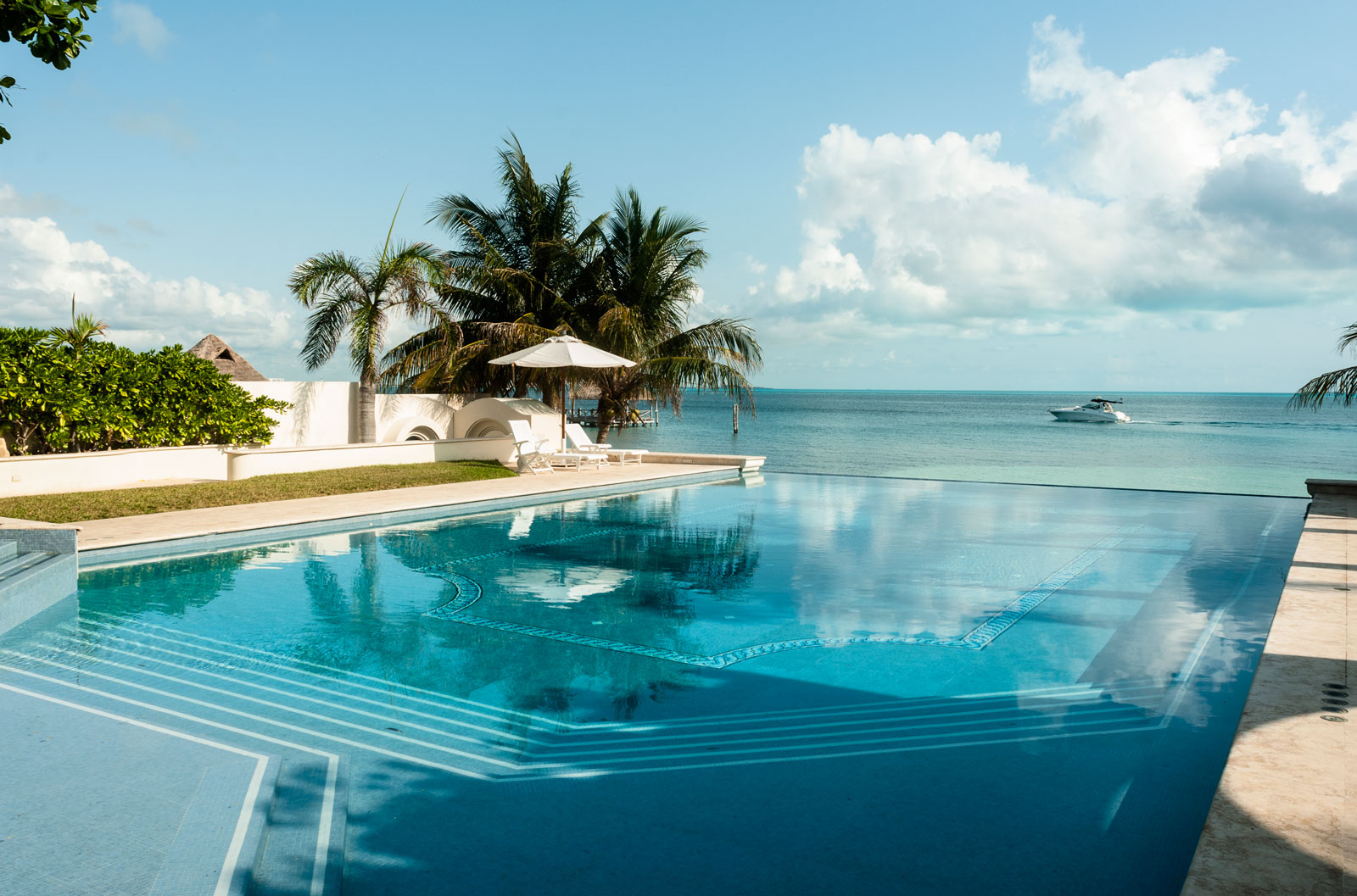 Jerry Jacobs Design. Pool in Cancun. Villa on the Beach Banishing edge. 