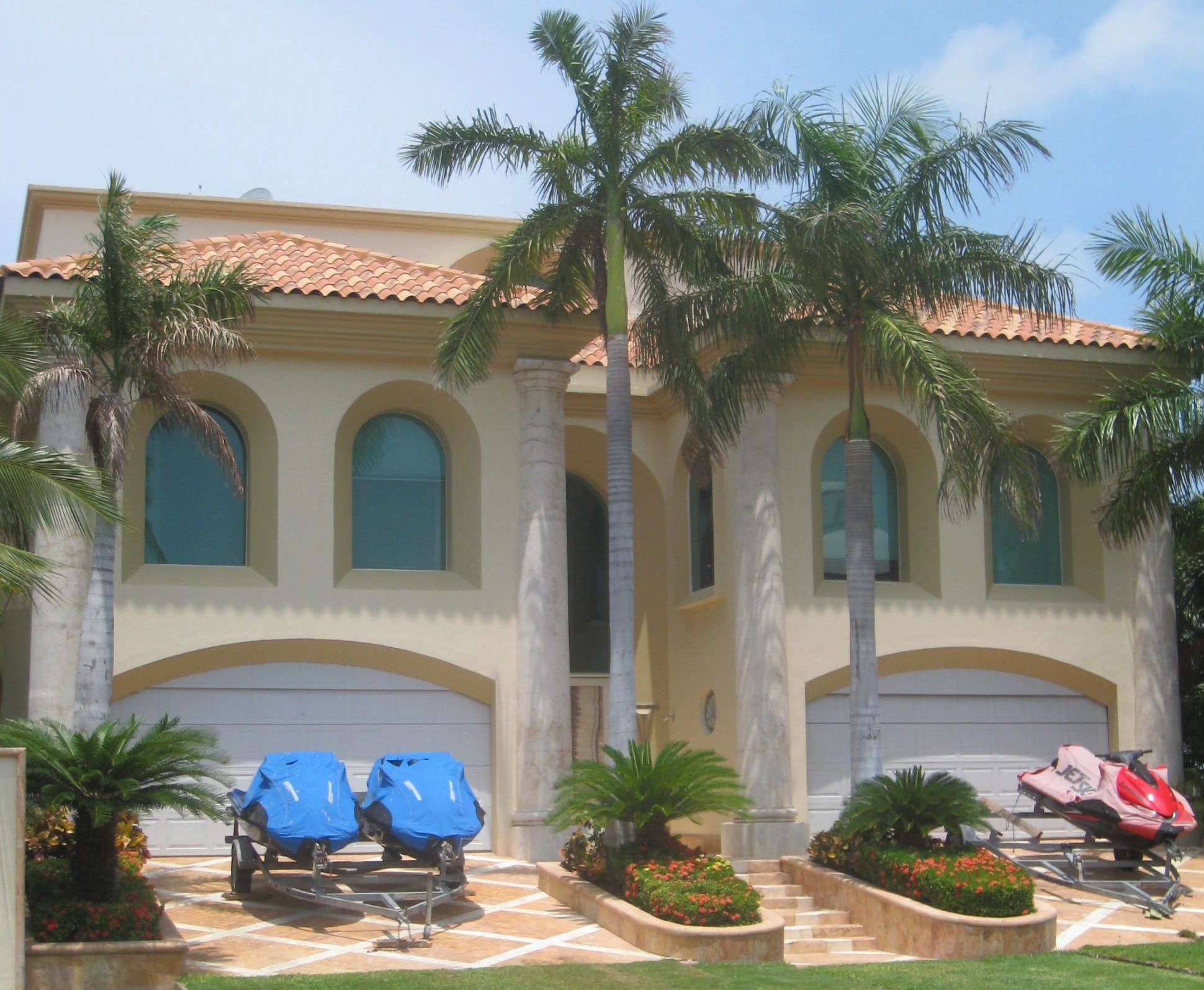 Waterfront Villa Habana. Facade cvompleted with jet skies.